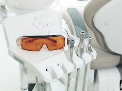 zahnaerztliche instrumente und schutzbrillen auf dem modul es befinden sich keine personen in der zahnklinik