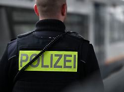 zwei bundespolizisten stehen waehrend eines foto termins mit der deutschen presse agentur auf einem gleis des bahnhofs in kehl