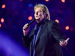 abb howard carpendale saenger auf der buehne bei der ard tv live sendung bei den schlagerchampions 2026 das grosse fest der besten auf der buehne im velodrom am 10 01