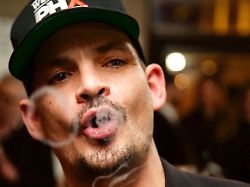 beim empfang zur verleihung der auszeichnung dampfer des jahres fuer ben tewaag in der bar meisterschueler in berlin