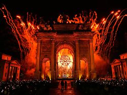 dpatopbilder 06 02 2026 italien mailand olympia olympische winterspiele mailand cortina 2026 eroeffnungsfeier in mailand ein feuerwerk nach dem anzuenden des olympischen feuers