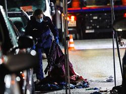 dpatopbilder 22 02 2026 hagen eine polizisten arbeitet an einem tatort mit mehreren messerstichen ist eine frau in hagen getoetet worden