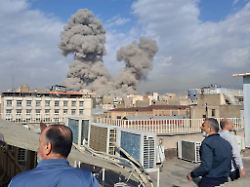 dpatopbilder 28 02 2026 iran teheran menschen beobachten rauch nach einer explosion in teheran