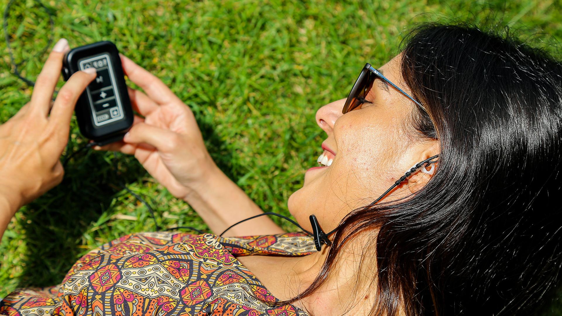 frau mit vagusnerv stimulator 100