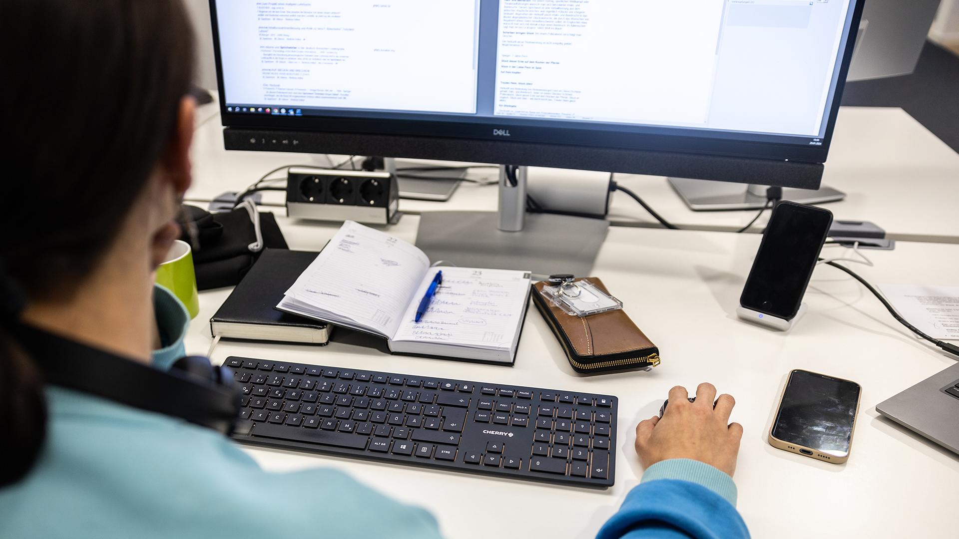 frau schreibtisch 104