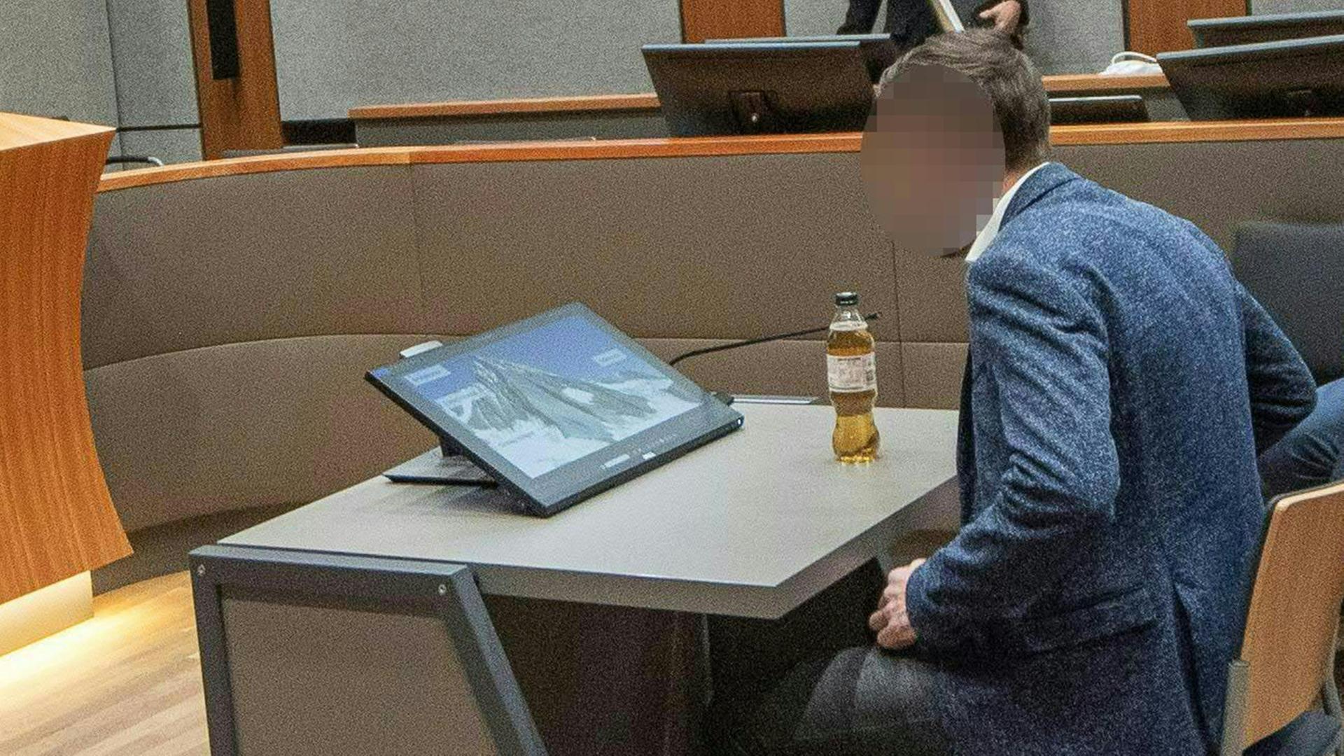 gerichtssaal angeklagter 100