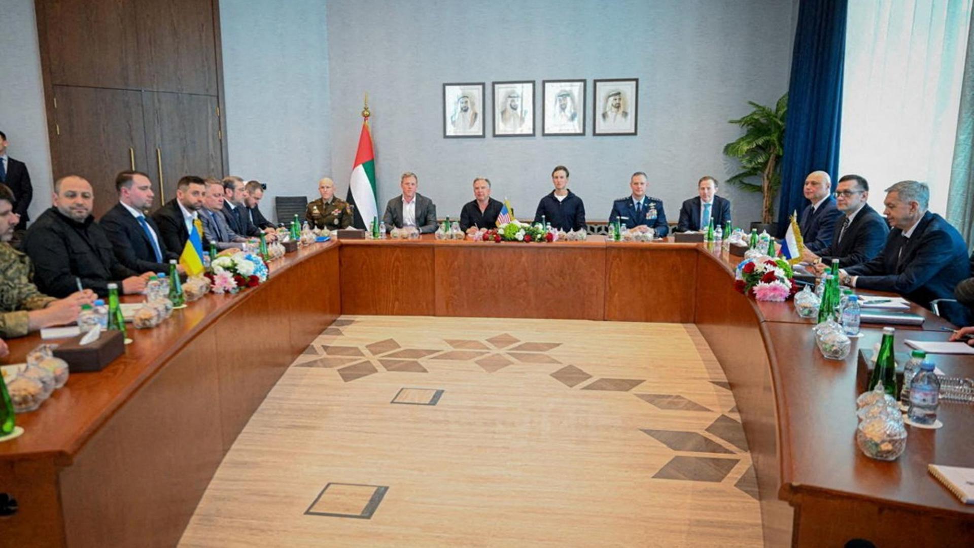 gespraechsrunde delegationen abu dhabi 102