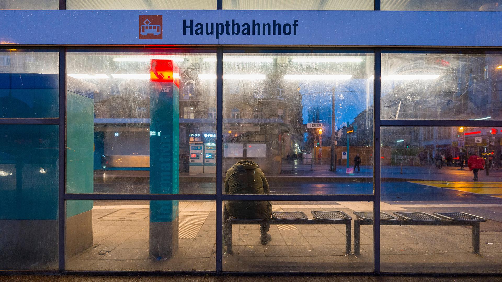 haltestelle hauptbahnhof 100