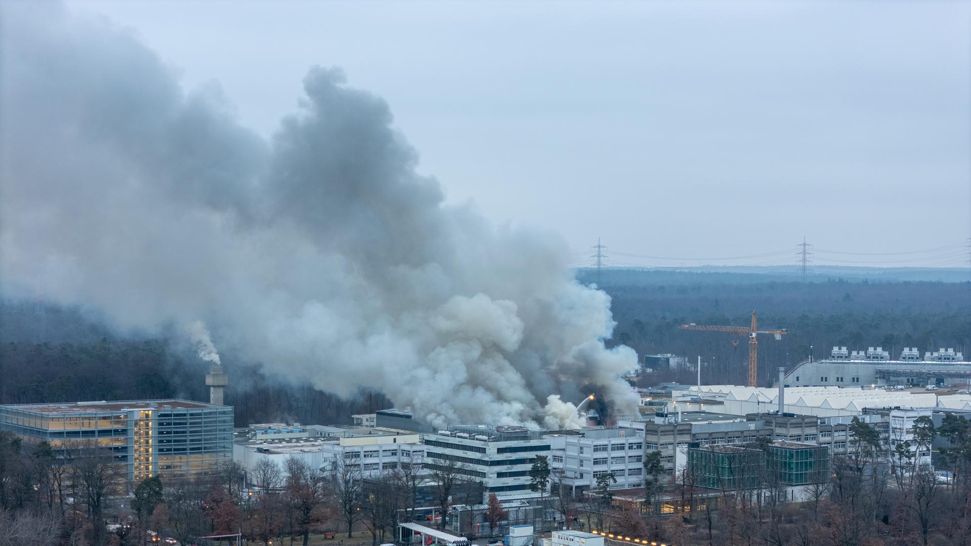 hr die rauchsaeule ist kilometerweit zu sehen 102