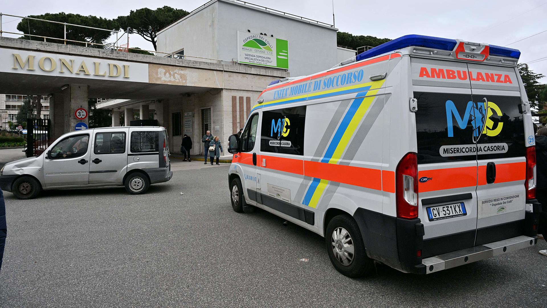 krankenwagen krankenhaus monaldi 100