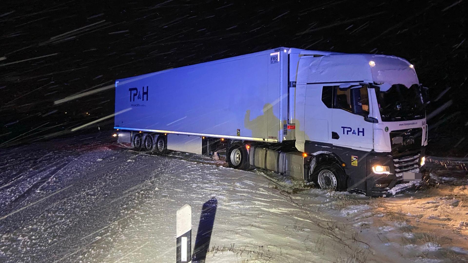 lkw schnee strasse 100