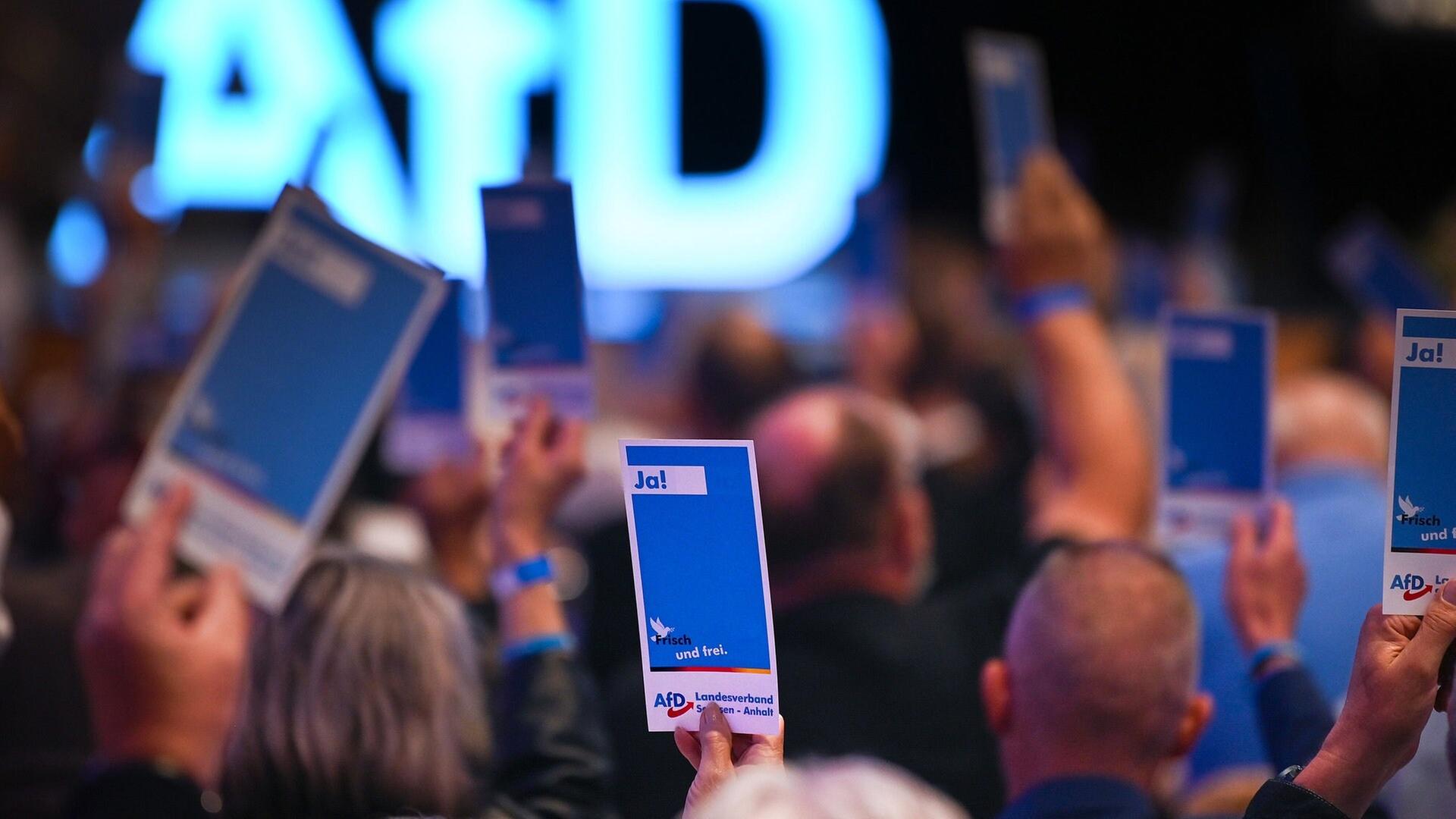 mdr stimmkarten werden bei der wahl zu den afd kandidaten in die hoehe gehalten 100