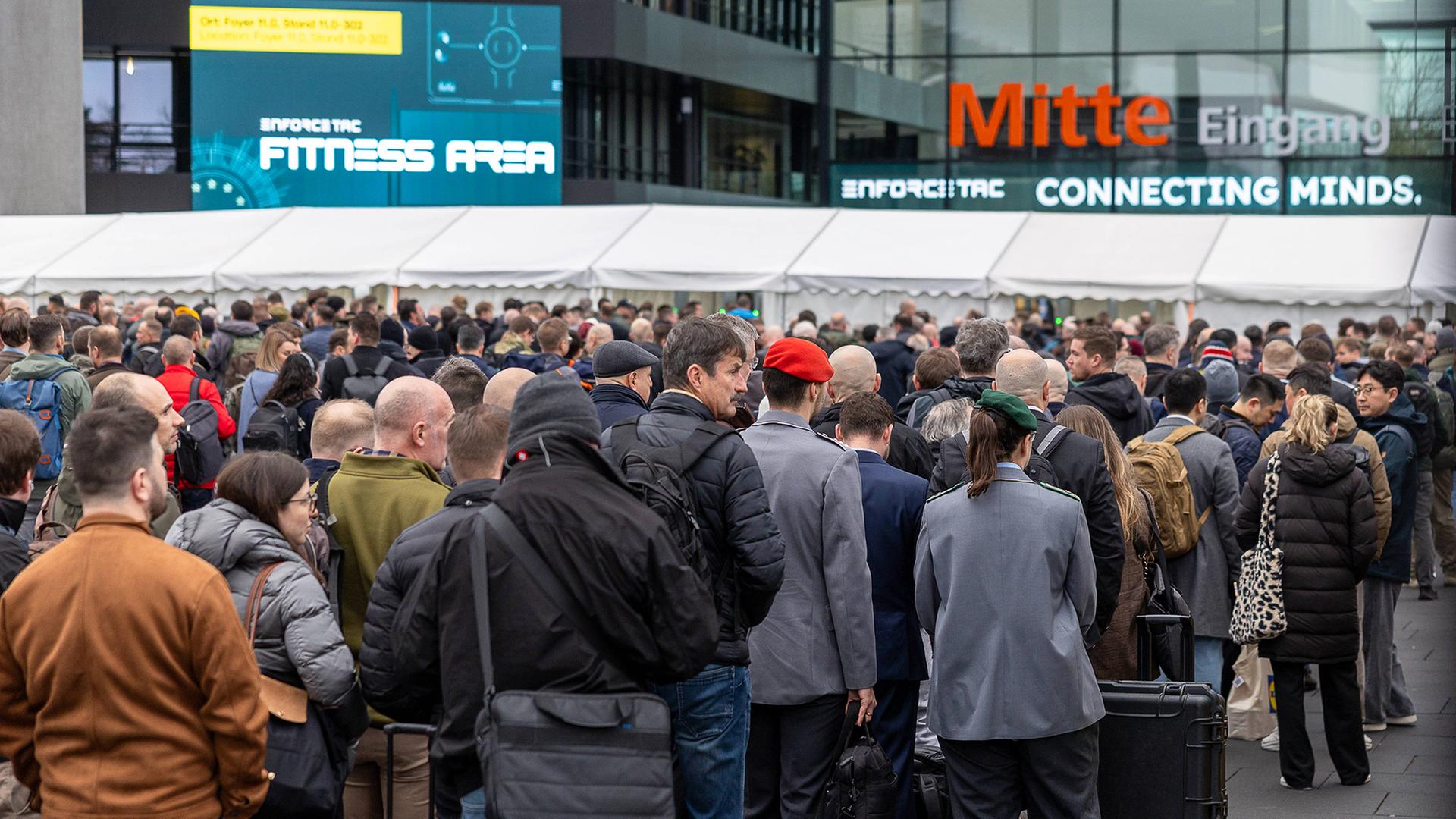 messe besucher 100