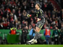 nach spielende schlussjubel freude glueck jubel torwart manuel neuer fc bayern muenchen fcb 01 gestik geste fc bayern muenchen fcb vs rb leipzig rbl dfb pokal viertelfinale 11 02