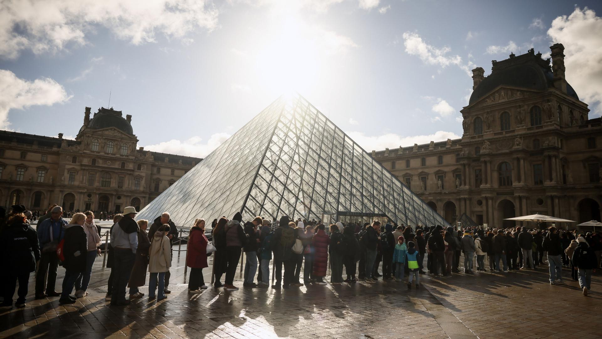 paris louvre besucher 100