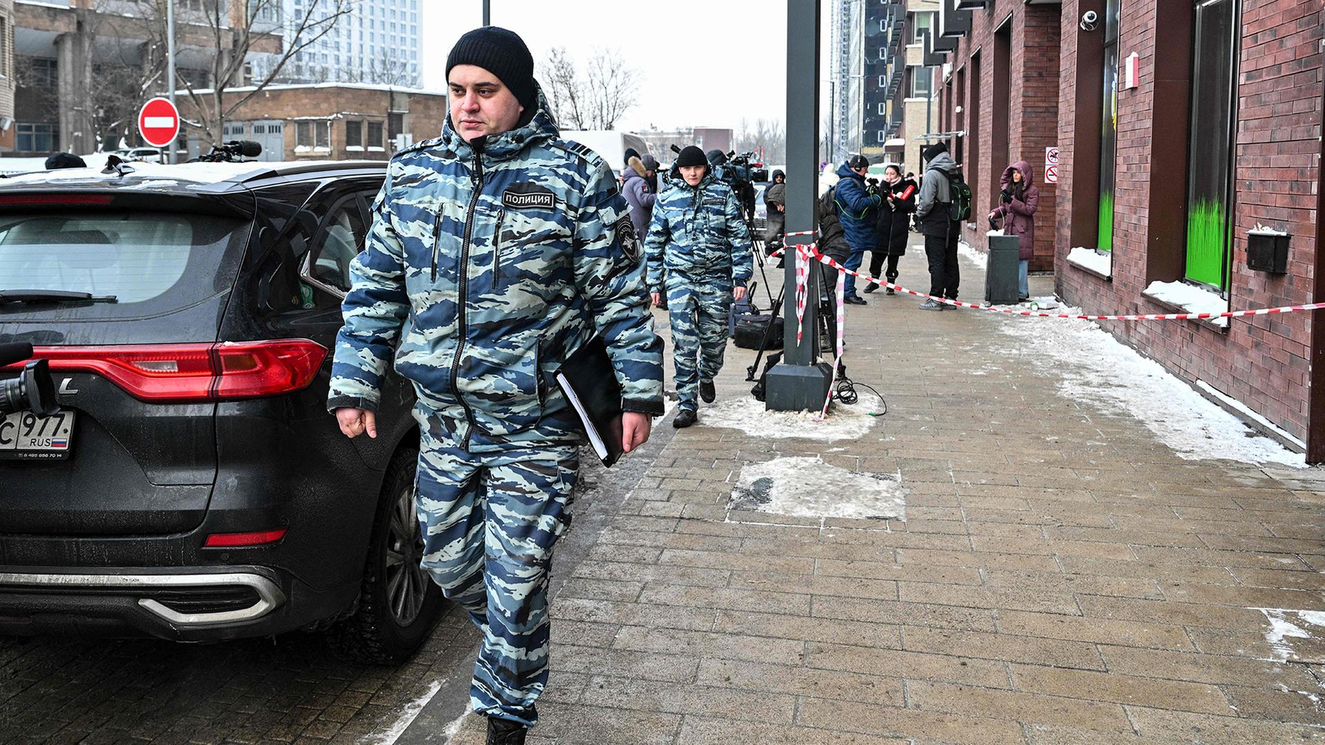 polizisten hochhaus moskau 100