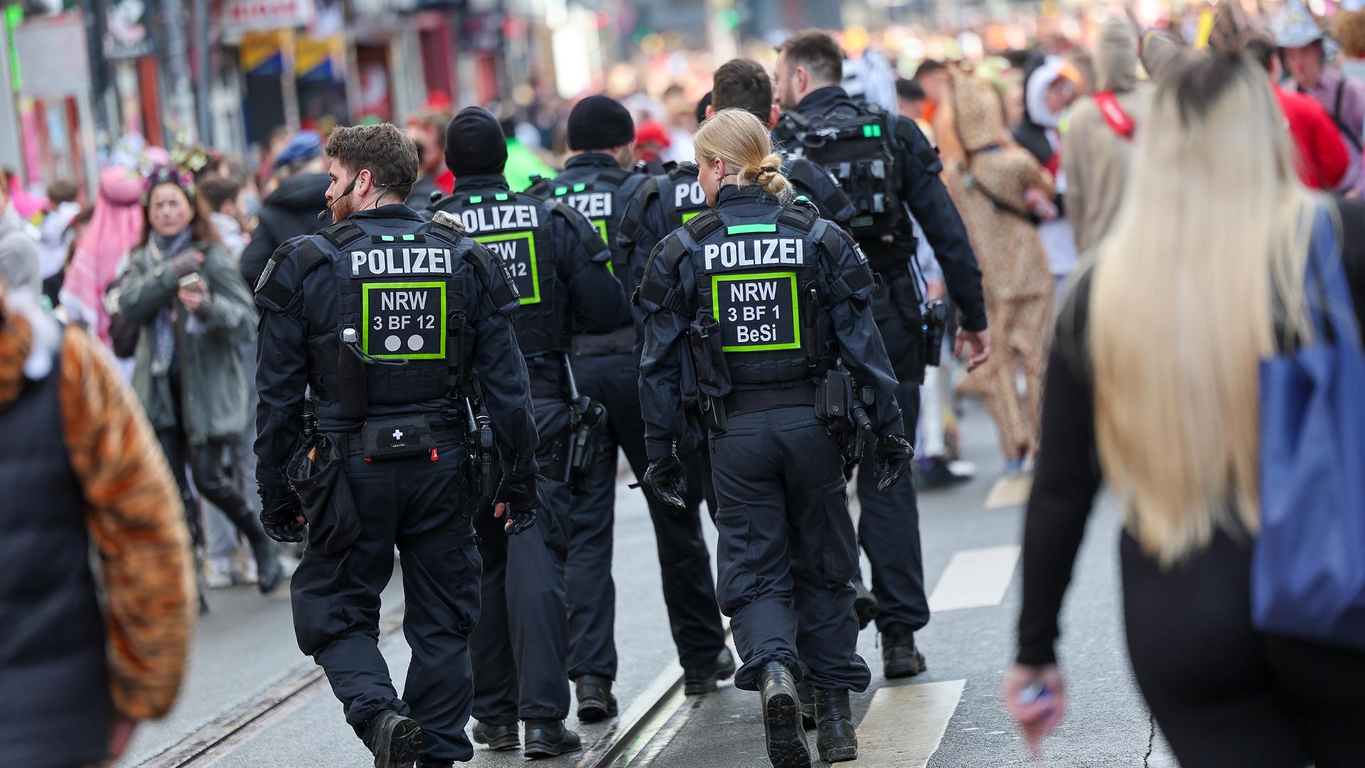 polizisten karneval 100