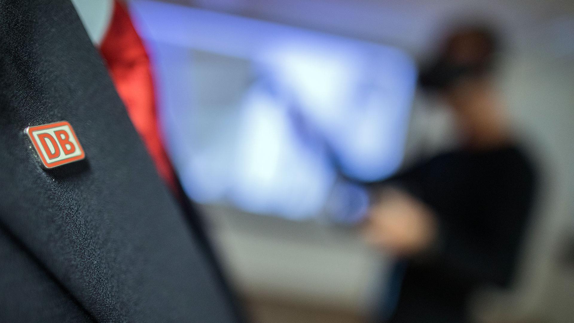 sr db anstecker an der uniform eines zugbegleiters 100