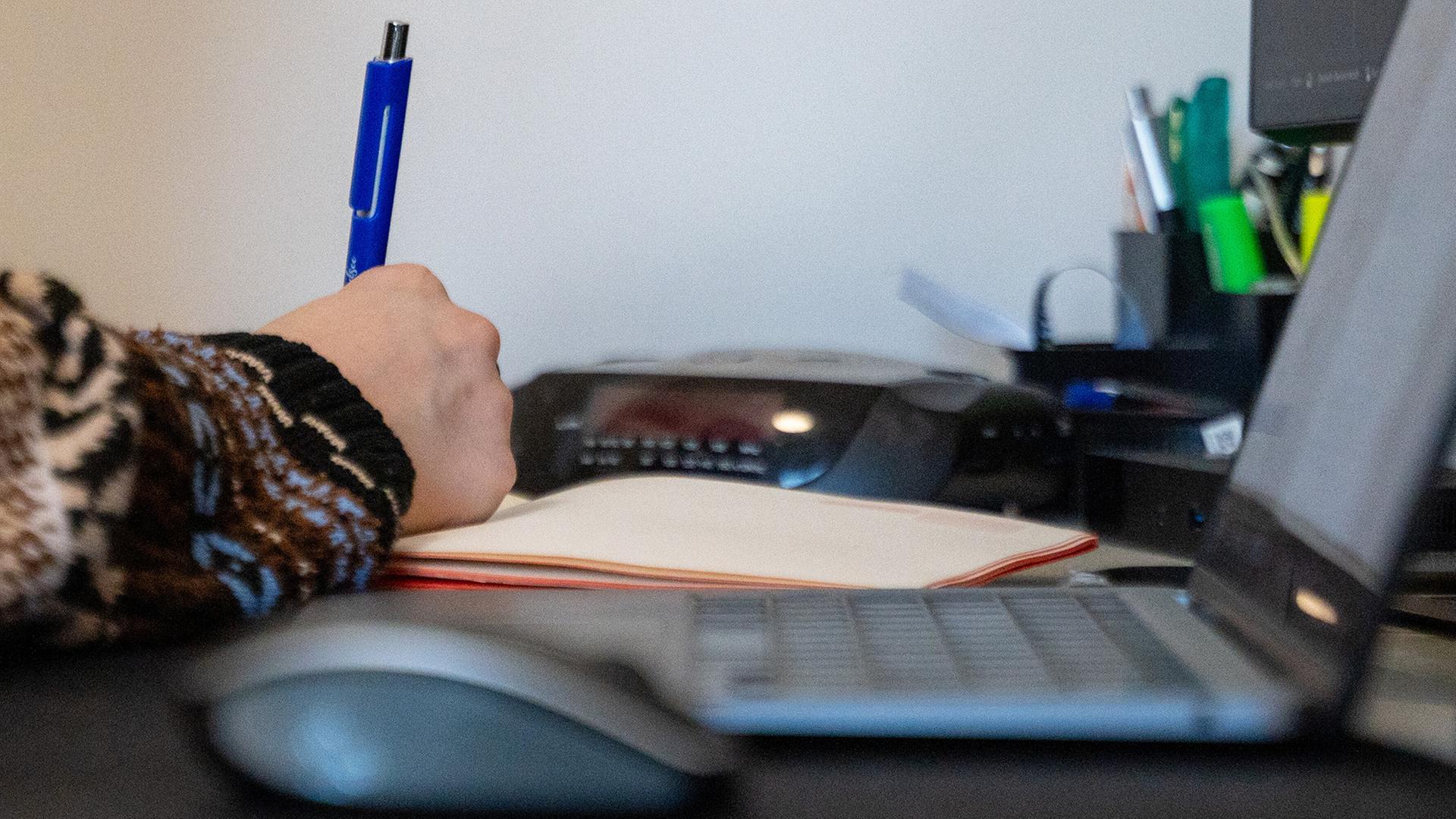 tisch laptop hand 100