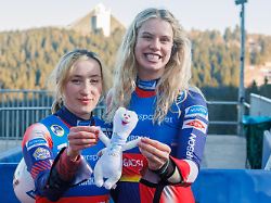 von rechts chevonne chelsea forgan und sophia kirkby usa mit maskottchen tina der olympischen winterspiele 2026 in cortina 22 01