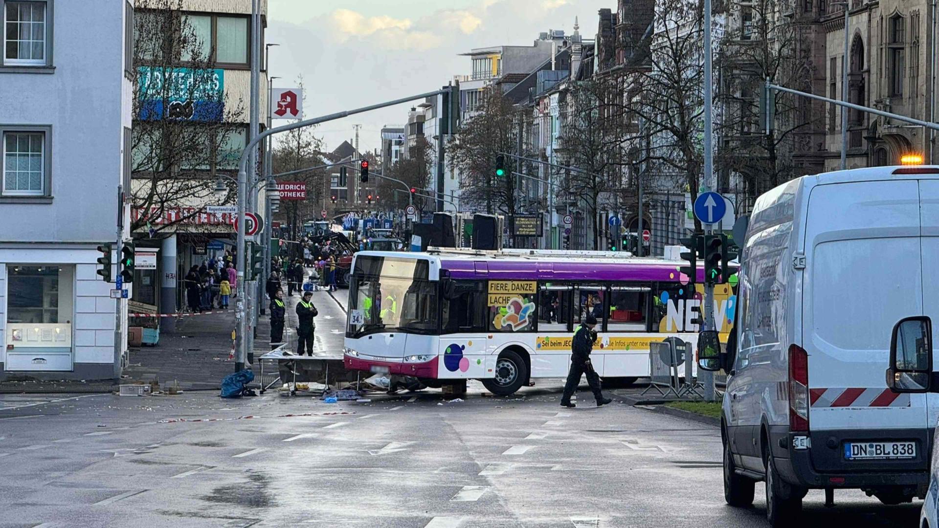wdr frau in moenchengladbach unter karnevalswagen geraten 100