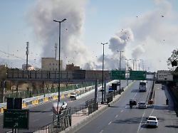05 03 2026 iran teheran rauchschwaden steigen auf als waehrend des amerikanisch israelischen militaereinsatzes angriffe auf die stadt erfolgen