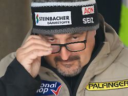 08 03 2026 sachsen altenberg rodeln weltcup einsitzer maenner 2 durchgang georg hackl technik trainer von oesterreich verfolgt das rennen
