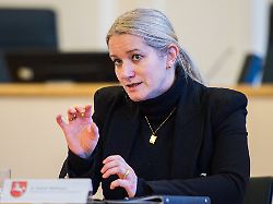 10 01 2024 dr kathrin wahlmann spd im landgericht in osnabrueck die niedersaechsische justizministerin waehrend ihres besuchs im schwurgerichtssaal 272 10 01 2024 dr