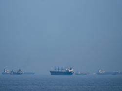 11 03 2026 vereinigte arabische emirate khor fakkan oeltanker und frachtschiffe reihen sich in der strasse von hormus auf gesehen von khor fakkan