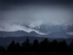 12 03 2026 bayern marktoberdorf wolkenverhangen ist das allgaeuer alpenvorland und das panorama der alpen