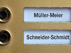 13 04 2024 borkwalde brandenburg auf zwei klingelschildern stehen die doppelnamenamen mueller meier und schneider schmidt