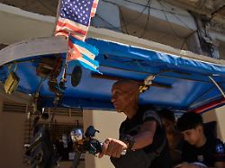 16 02 2026 kuba havanna ein fahrer lenkt sein fahrradtaxi das mit us amerikanischen und kubanischen flaggen geschmueckt ist