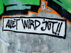 17 10 2022 kreuzberg berlin auf einer hauswand steht der schriftzug allet wird jut