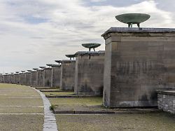 18 pylonen mit den namen ausgewaehlter nationen und mit feuerschalen an mahnmal buchenwald strasse der nationen gedenkstaette buchenwald ettersberges weimar thueringen deutschland