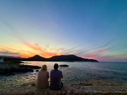 23 06 2025 beliebtes reiseziel der deutschen mallorca hier in cala ratjada sonnenuntergang an der cala agulla