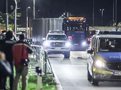 24 03 2026 nordrhein westfalen juelich der lkw mit dem castor verlaesst das forschungszentrum juelich castor transporte sind durch nordrhein westfalen von juelich nach ahaus geplant