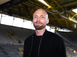 25 03 2026 fussball pressekonferenz vorstellung des neuen sportdirektors ole book borussia dortmund sportdirektor ole book borussia dortmund steht im stadion