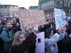26 03 2026 hamburg teilnehmerinnen und teilnehmer halten auf dem rathausmarkt plakate waehrend der demonstration gegen sexualisierte gewalt gegen frauen hoch