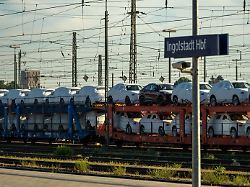 26 08 2025 ingolstadt bayern deutschland gueterzug beladen mit audis am hauptbahnhof audi hat in ingolstadt das stammwerk 00a250826d234caro