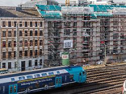 75 oeffentlich gefoerderte wohneinheiten und eine arztpraxis werden an den bahngleisen richtung hauptbahnhof gebaut