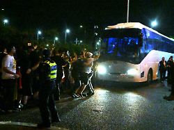 afc frauen asien pokal gruppe a iran philippinen im gold coast stadion fans versuchen nach dem spiel einen bus zu blockieren in dem iranische spielerinnen sitzen 2