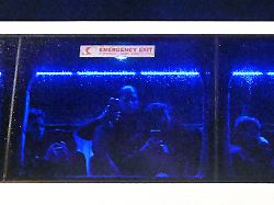 afc frauen asien pokal gruppe a iran philippinen im gold coast stadion iranische spielerinnen filmen fans die den bus bei der abfahrt nach dem spiel blockieren