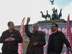 archiv 01 03 2025 berlin wladimir kara mursa l r julia nawalnaja und ilja jaschin sprechen auf einer anti putin demonstration in berlin
