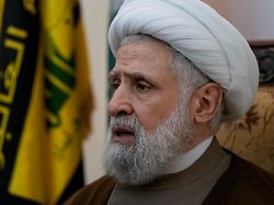 archiv 02 07 2024 libanon beirut der bisherige stellvertretende fuehrer der hisbollah scheich naim kassim spricht waehrend eines interviews mit the associated press in den suedlichen vororten von beirut