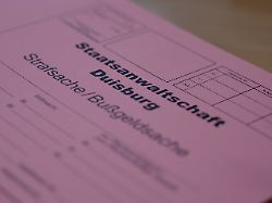 archiv 03 02 2022 nordrhein westfalen duisburg eine akte der staatsanwaltschaft duisburg liegt auf einem tisch