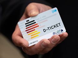 archiv 03 04 2023 hessen frankfurt main ein d ticket im chipkartenformat wird anlaesslich des verkaufsstarts des deutschlandtickets im frankfurter hauptbahnhof auf einem pressetermin gezeigt