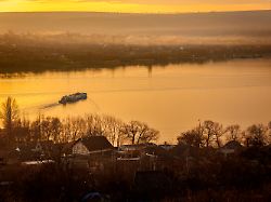 archiv 08 01 2025 moldau molovata eine faehre faehrt zum linken ufer des dnjestr der grenze zwischen moldau und transnistrien gesehen von molovata moldawien