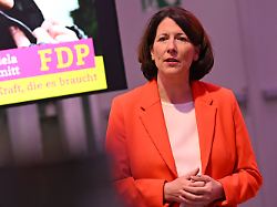 archiv 08 01 2026 rheinland pfalz mainz daniela schmitt fdp spitzenkandidatin und ministerin fuer wirtschaft verkehr landwirtschaft und weinbau steht vor einem wahlkampfmotiv