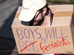 archiv 08 03 2025 berlin ein teilnehmer der demonstration traegt einen karton mit der aufschrift boys will be feminists
