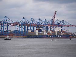 archiv 11 03 2026 hamburg containerschiffe werden im hamburger hafen am container terminal altenwerder cta abgefertigt